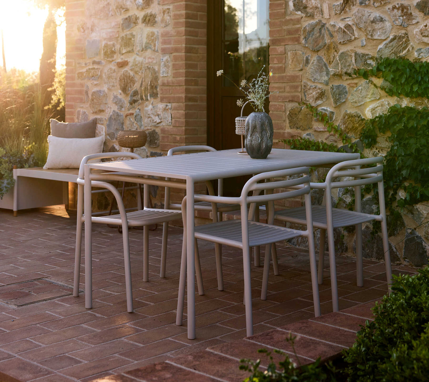 Bliss Dining Table incl. 4 Bliss Armchairs
