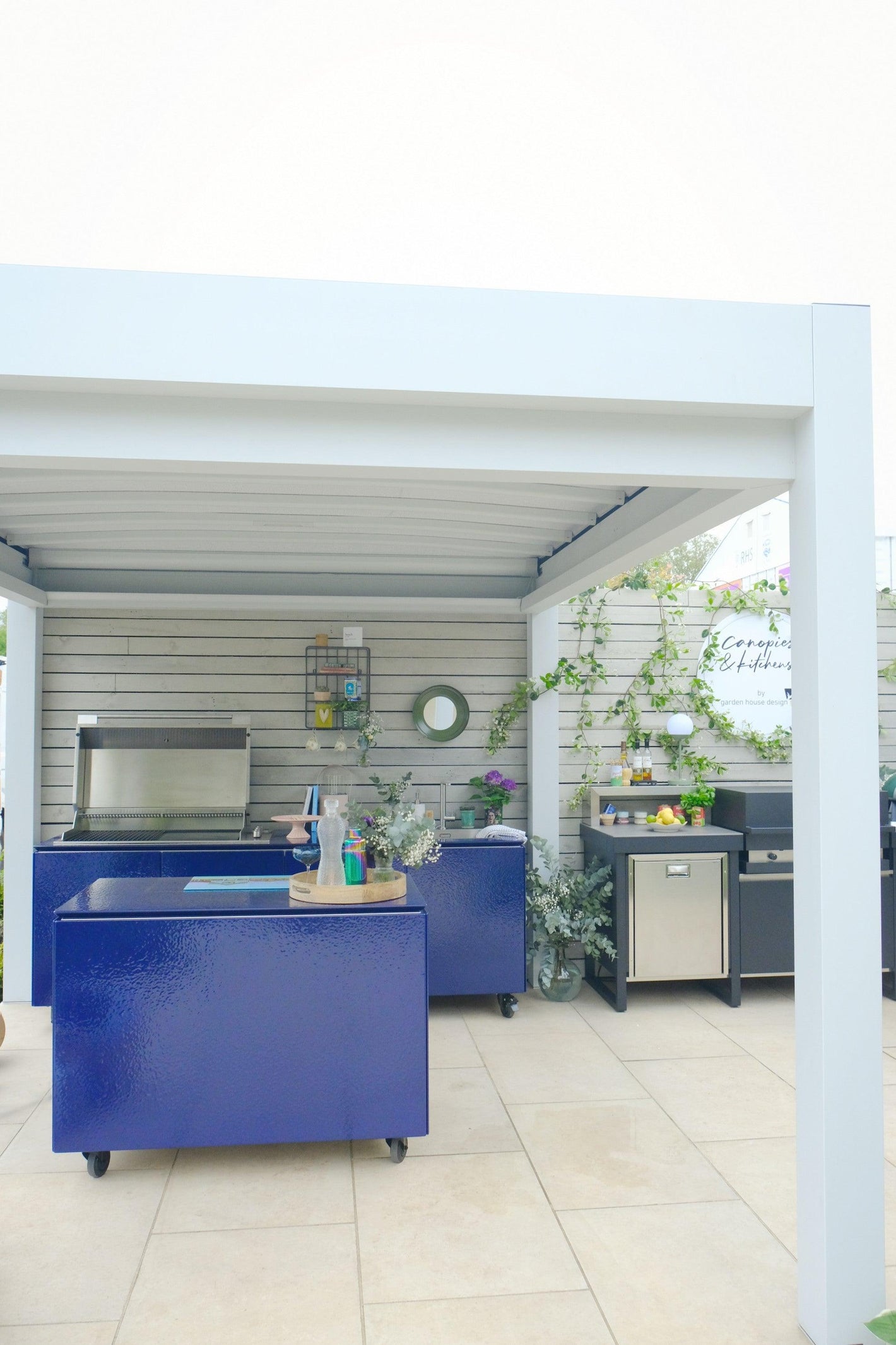 Vlaze_ADAPT_outdoor_kitchen_and_Corradi_Maestro_retractable_canopy_8 - Garden House Design