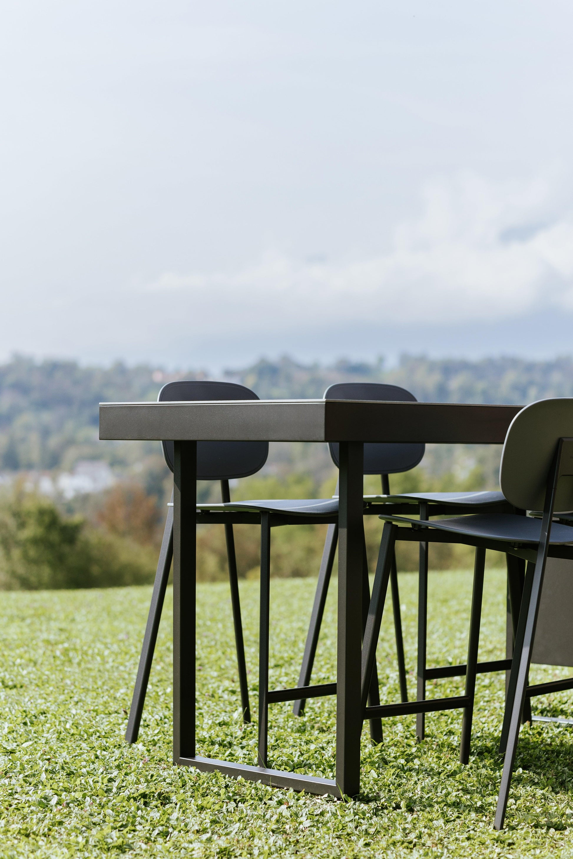 Fògher Agher Table and Chairs - Garden House Design